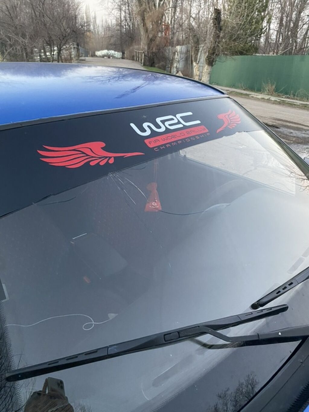 Седан синего цвета с тонировкой задних стекол и черными некрашеными