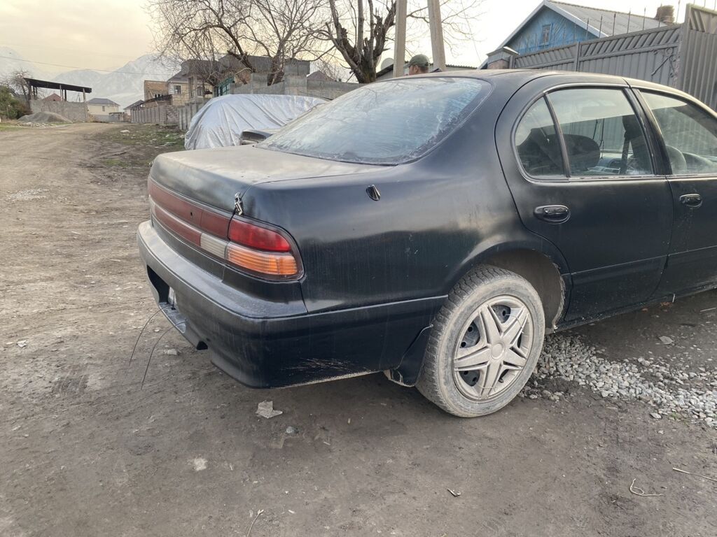 Седан праворульный, черного цвета. Кузов 4-дверный, просторный салон